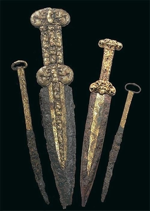 Скифские железные кинжалы с позолотой. VI-V в. до н.э., из Аржана -…