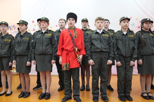 Юные казаки учатся патриотизму не только через рассказы преподавателей и выезды на экскурсии. Они…