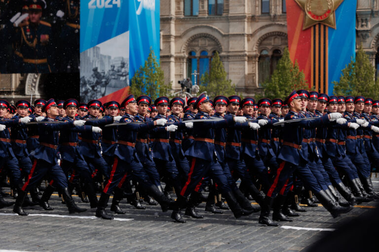 Казаки-участники СВО прошли парадным строем по Красной площади